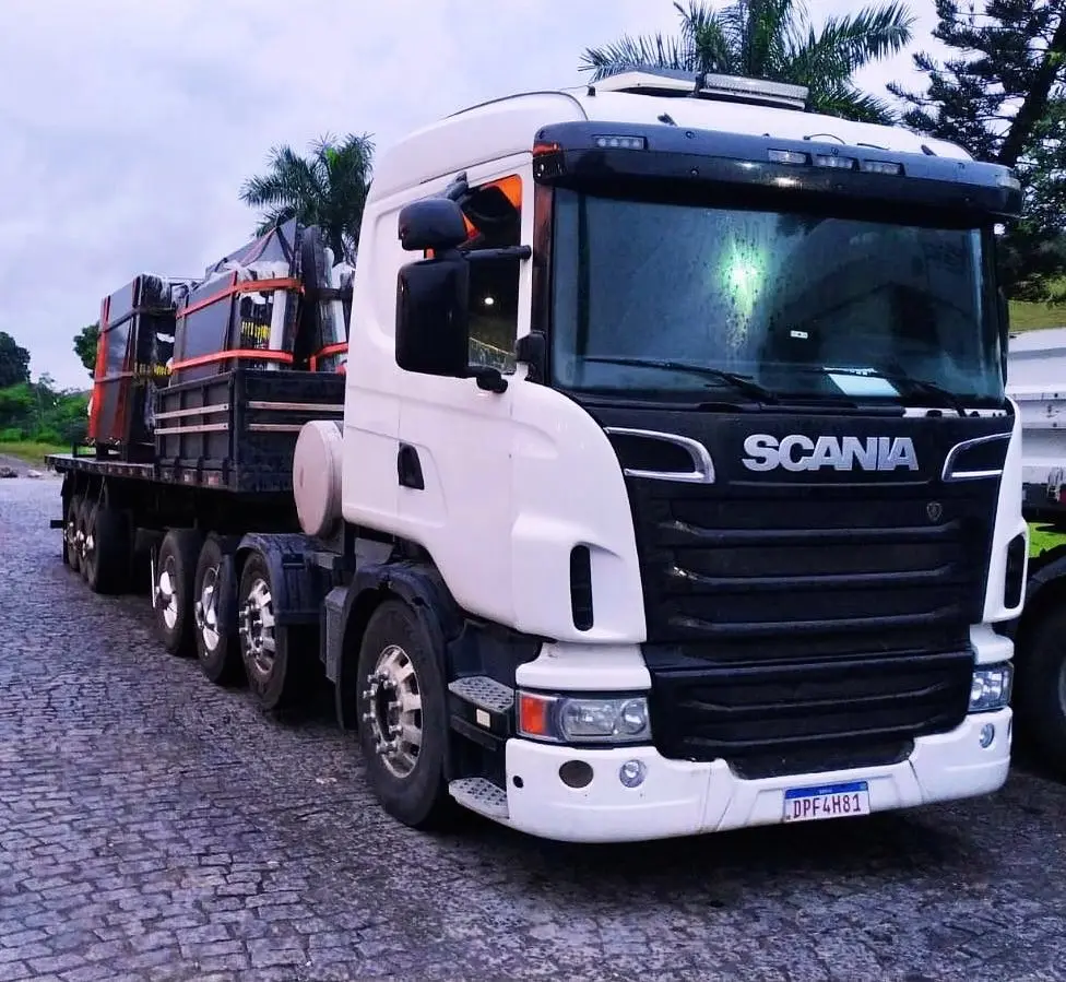 Carreta Scania da Colatina Rochas carregada com blocos de rocha